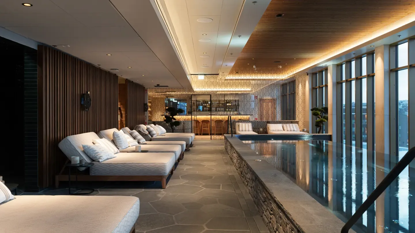 Indoor pool and sun loungers at Vana Spa on the seventh floor of Elite Hotel Frost, with windows over Kiruna